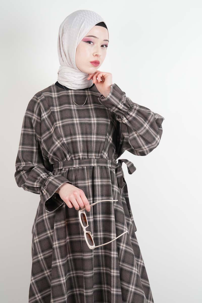 Tesettür Elbise Bel Lastikli Fırfır Kol Ekose Elbise Kahverengi - 4