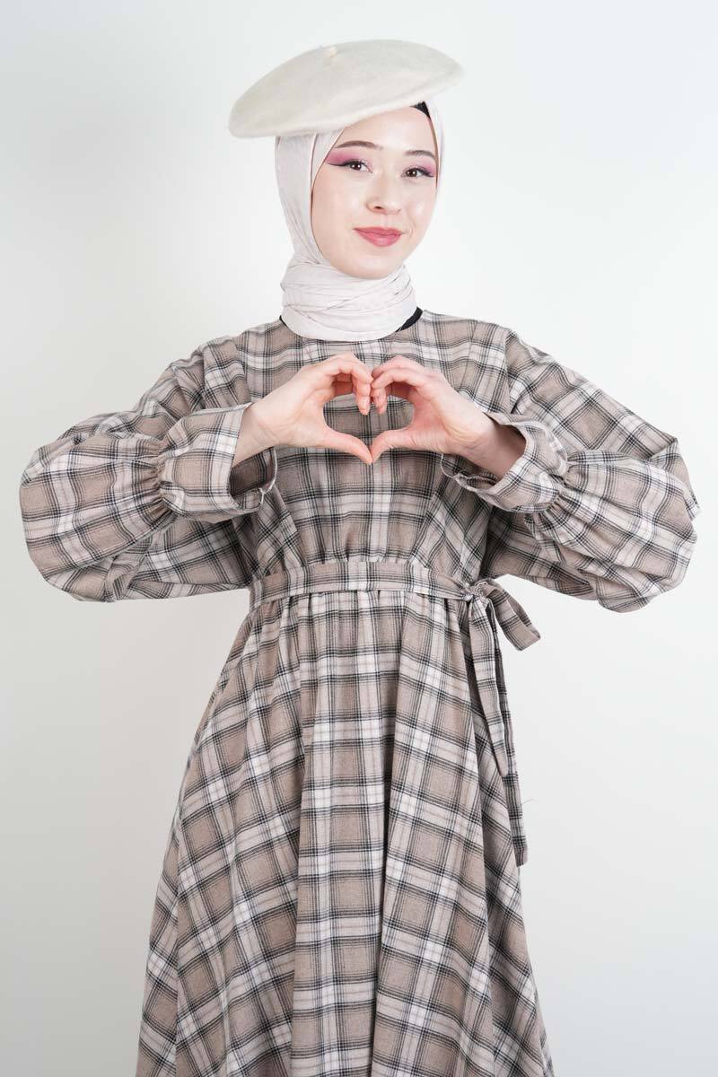 Tesettür Elbise Bel Lastikli Fırfır Kol Ekose Elbise Krem - 4