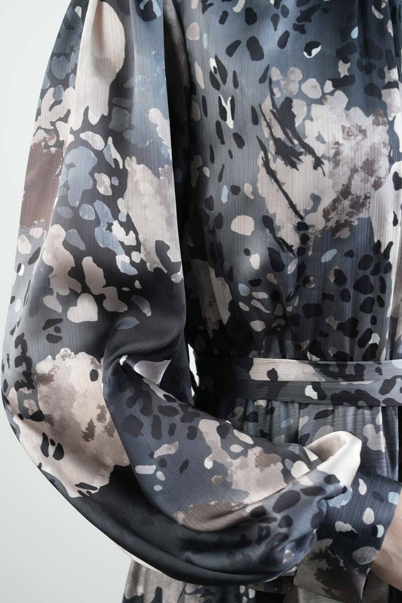 Tesettür Elbise Leopar Desenli Prenses Kol Saten Elbise Gri - 5