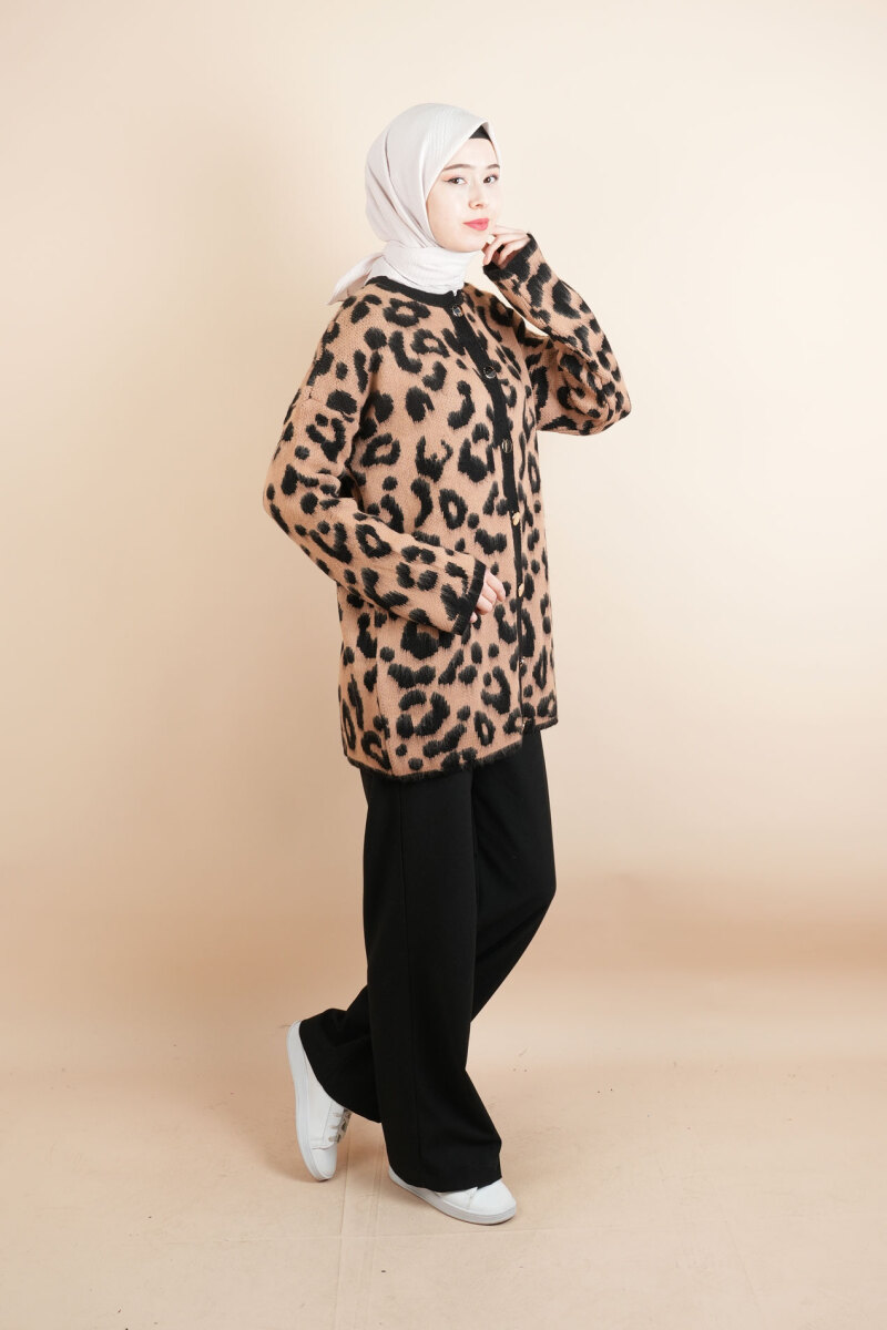 Tesettür Yumoş Hırka Leoparlı Düğmeli Uzun Yumoş Hırka Bej - 3