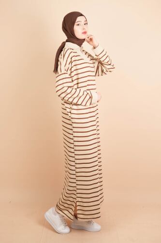 Uzun Tesettür Sweat Elbise Dik Yaka Yarım Fermuarlı 2 İplik Sweat Elbise Kahverengi - 03Kız Kulesi Teks (1)